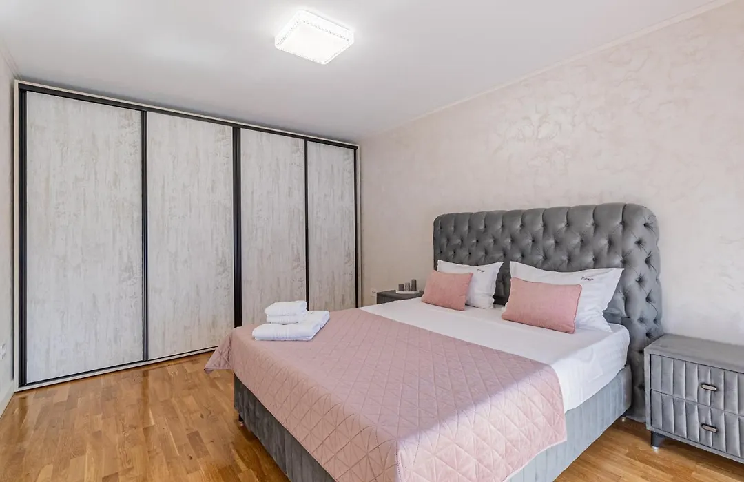 Cozy Premium Suites - Coresi Mall-1